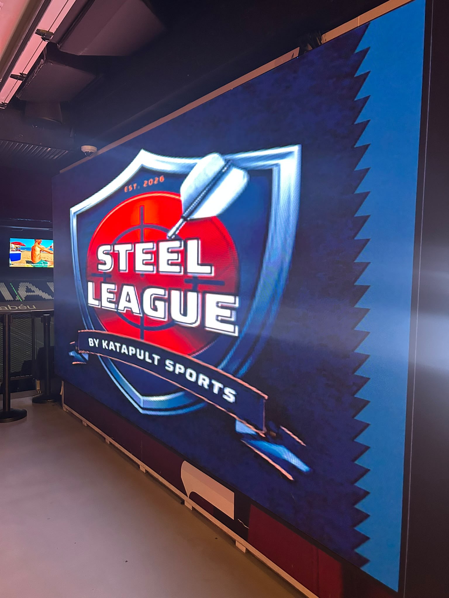 Pantalla LED con la marca Steel League en la presentación de la liga